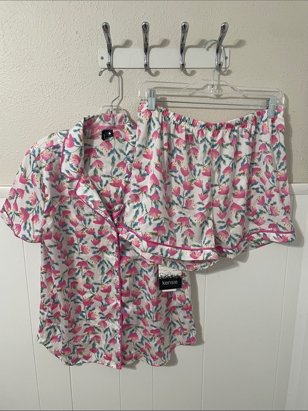 NWT Kensie Women’s Pajama Set white and pink, large